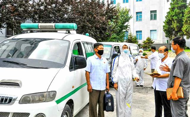 북한 노동당 기관지 노동신문은 11일 신종 코로나바이러스 감염증(코로나19) 방역 사업을 진행 중인 평양의 만경대구역 비상방역지휘부를 조명했다. 신문은 “대중 운수수단들과 상점, 식당 등 공공장소들에 대한 소독사업을 보다 책임적으로 하고 있다”라며 “주민들이 마스크 착용과 체온 재기 등의 방역학적 요구를 무조건 철저히 준수하도록 하고 있다”라고 전했다. 평양 노동신문=뉴스1