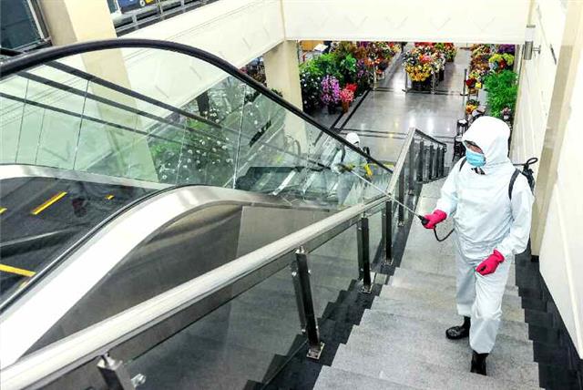 북한 노동당 기관지 노동신문은 11일 보통강백화점에서 진행 중인 신종 코로나바이러스 감염증(코로나19) 방역 사업을 조명했다. 신문은 “대중 운수수단들과 상점, 식당 등 공공장소들에 대한 소독사업을 보다 책임적으로 하고 있다”라며 “주민들이 마스크 착용과 체온 재기 등의 방역학적 요구를 무조건 철저히 준수하도록 하고 있다”라고 전했다. 평양 노동신문=뉴스1