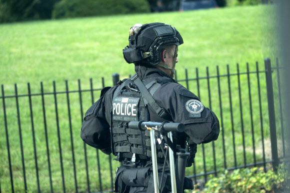 미국의 비밀경호국 요원이 10일(현지시간) 워싱턴DC 백악관 주변을 순찰하고 있다.  UPI 연합뉴스