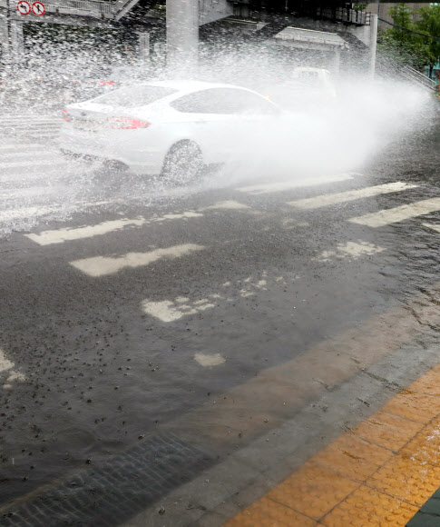 중부지방에 집중호우가 내리고 있는 11일 오전 서울 시내에서 차량이 물보라를 내며 달리고 있다. 2020.8.11  연합뉴스