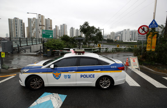 중부지역 장마가 49일째 이어지며 역대 최장기간 기록을 세운 11일 오전 서울 동대문구 장안교 인근 동부간선도로 진입 도로가 침수 위험으로 통제되고 있다.  기상청에 따르면 중부지역은 지난 6월 24일 장마가 시작돼 이날까지 49일간 비가 이어지고 있다. 이에 따라 올해는 2013년의 49일과 함께 역대 가장 장마가 길었던 해로 기록됐다. 2020.8.11  연합뉴스
