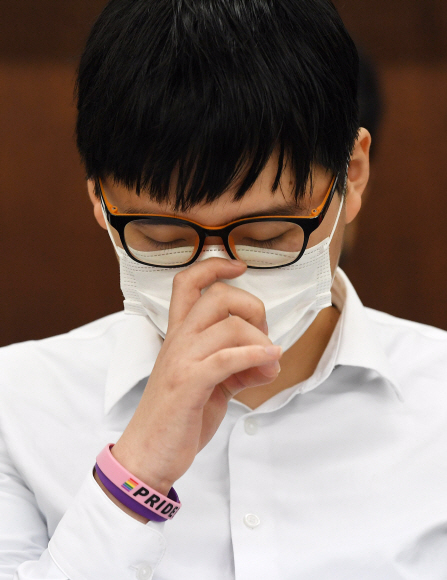 성전환 수술을 받은 후 강제 전역 판정을 받은 변희수 전 육군 하사가 11일 서울 참여연대에서 열린 전역 처분 취소 행정 소송 관련 기자회견에서 생각에 잠겨 있다. 2020.8.11  오장환 기자 5zzang@seoul.co.kr