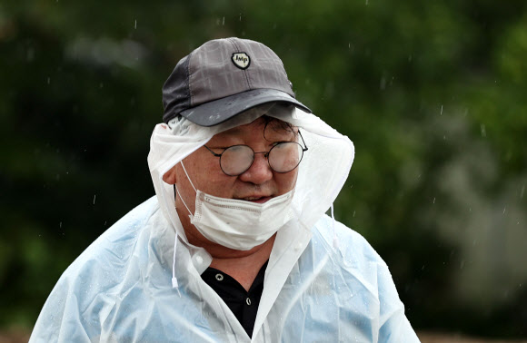 더불어민주당 김태년 원내대표가 11일 오전 충청북도 음성군 삼성면 대야리에서 수해 복구 봉사활동 중 잠시 생각에 잠겨있다. 2020.8.11  연합뉴스