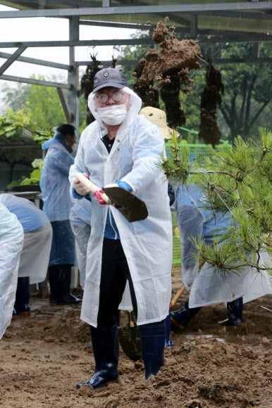 더불어민주당 김태년 원내대표가 11일 오전 충청북도 음성군 삼성면 대야리에서 수해 복구 봉사활동을 하고 있다. 2020.8.11  연합뉴스