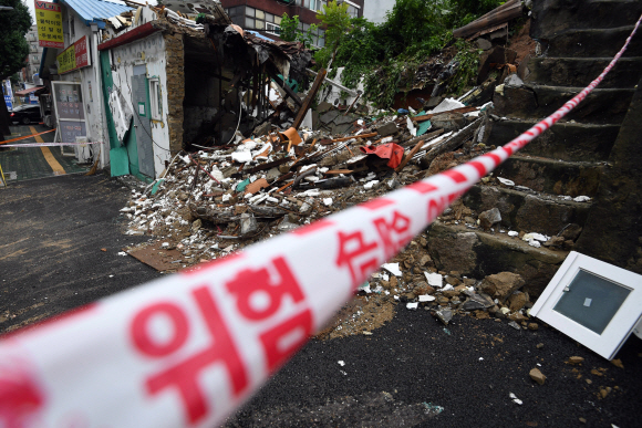 전국에서 호우가 계속되는 가운데 11일 서울 동대문구 전농동 한 단독주택이 지난 밤 붕괴돼 형체만 남아있다. 2020. 8. 11  박윤슬 기자 seul@seoul.co.kr