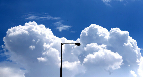 제5호 태풍 ‘장미’가 큰 피해 없이 물러간 11일 오전 전남 순천시 해룡면에 먹구름이 걷히고 파란 하늘이 모습을 드러내고 있다. 2020.8.11  연합뉴스