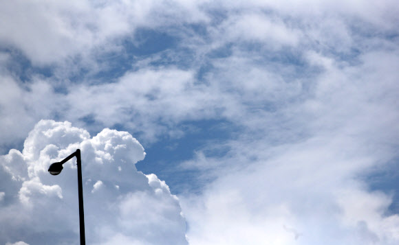 제5호 태풍 ‘장미’가 큰 피해 없이 물러간 11일 오전 전남 순천시 해룡면에 먹구름이 걷히고 파란 하늘이 모습을 드러내고 있다. 2020.8.11  연합뉴스