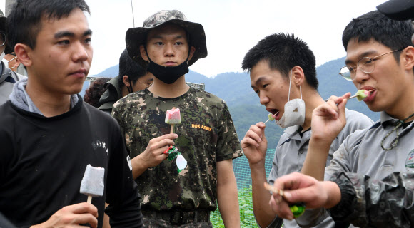 11일 경남 거창군 고제면 산양마을 수해복구 현장에 투입된 8962부대 제6대대 장병들이 쉬는 시간에 아이스크림을 먹으며 더위를 식히고 있다. 2020.8.11  거창군 제공