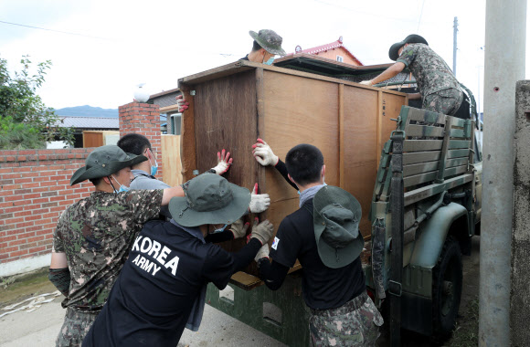 빗줄기가 잦아든 11일 오전 수해를 입은 전북 남원시 금지면 용전마을에서 육군 35사단 장병들이 수해 복구에 힘을 보태고 있다. 2020.8.11  연합뉴스