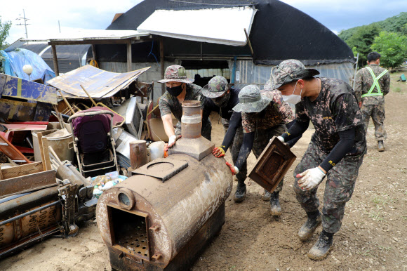 육군 28사단은 지난 8일부터 경기도 연천군 군남면 일대에서 수해복구 작업을 돕고 있다고 11일 밝혔다. 사진은 장병이 군남면 진상리 수해피해가구에서 대민지원에 나선 모습. 2020.8.11  육군 28사단 제공