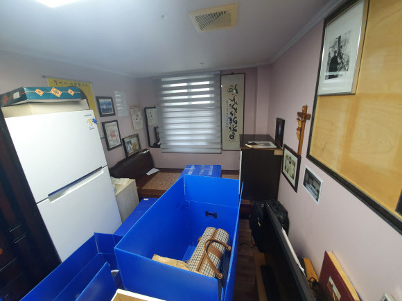 나눔의집 민관합동조사단이 11일 기자회견을 열고 보름여간의 현장 조사 결과를 발표했다. 조사단은 나눔의집이 수십억원의 후원금을 모집한 뒤 상당 금액을 할머니들에게 직접 사용하지 않고 유용하거나, 할머니들의 명예회복을 위한 활동 역사를 담은 기록물이 방치되는 사례 등을 확인됐다. 사진은 생활관을 증축하다 훼손된 할머니들의 물품을 쌓아둔 나눔의집 내 창고방. 2020.8.11  나눔의집 민관합동조사단 제공