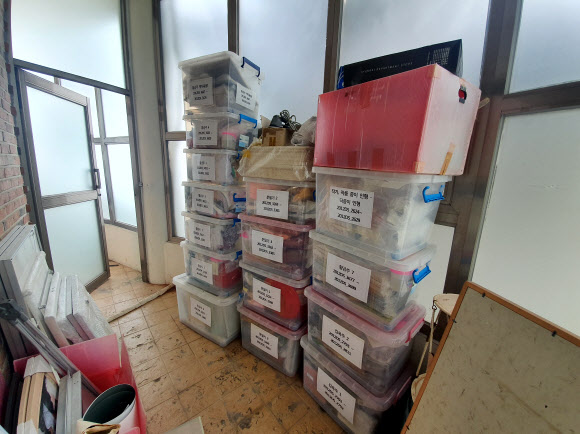 나눔의집 민관합동조사단이 11일 기자회견을 열고 보름여간의 현장 조사 결과를 발표했다. 조사단은 나눔의집이 수십억원의 후원금을 모집한 뒤 상당 금액을 할머니들에게 직접 사용하지 않고 유용하거나, 할머니들의 명예회복을 위한 활동 역사를 담은 기록물이 방치되는 사례 등을 확인됐다. 사진은 국가지정기록물 제8호인 할머니들의 유품이 나눔의집 교육관 2층 베란다에 방치돼 있는 모습. 2020.8.11  나눔의집 민관합동조사단 제공