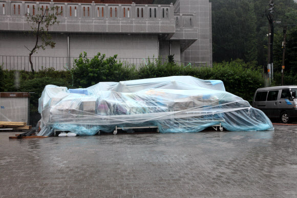 나눔의집 민관합동조사단이 11일 기자회견을 열고 보름여간의 현장 조사 결과를 발표했다. 조사단은 나눔의집이 수십억원의 후원금을 모집한 뒤 상당 금액을 할머니들에게 직접 사용하지 않고 유용하거나, 할머니들의 명예회복을 위한 활동 역사를 담은 기록물이 방치되는 사례 등을 확인됐다. 사진은 2019년 생활관 증축 당시 할머니들의 물품이 외부에 방치돼 있는 모습. 2020.8.11  나눔의집 민관합동조사단 제공