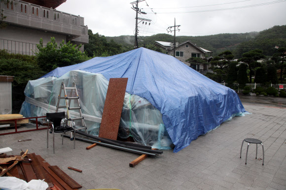 나눔의집 민관합동조사단이 11일 기자회견을 열고 보름여간의 현장 조사 결과를 발표했다. 조사단은 나눔의집이 수십억원의 후원금을 모집한 뒤 상당 금액을 할머니들에게 직접 사용하지 않고 유용하거나, 할머니들의 명예회복을 위한 활동 역사를 담은 기록물이 방치되는 사례 등을 확인됐다. 사진은 2019년 생활관 증축 당시 할머니들의 물품이 외부에 방치돼 있는 모습. 2020.8.11 나눔의집 민관합동조사단 제공