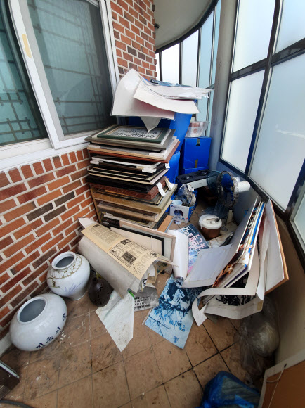 나눔의집 민관합동조사단이 11일 기자회견을 열고 보름여간의 현장 조사 결과를 발표했다. 조사단은 나눔의집이 수십억원의 후원금을 모집한 뒤 상당 금액을 할머니들에게 직접 사용하지 않고 유용하거나, 할머니들의 명예회복을 위한 활동 역사를 담은 기록물이 방치되는 사례 등을 확인됐다. 사진은 나눔의집 교육관 2층에 방치된 할머니들의 그림과 사진 등 물품. 2020.8.11  나눔의집 민관합동조사단 제공