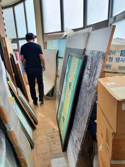 나눔의집 민관합동조사단이 11일 기자회견을 열고 보름여간의 현장 조사 결과를 발표했다. 조사단은 나눔의집이 수십억원의 후원금을 모집한 뒤 상당 금액을 할머니들에게 직접 사용하지 않고 유용하거나, 할머니들의 명예회복을 위한 활동 역사를 담은 기록물이 방치되는 사례 등을 확인됐다. 사진은 나눔의집 교육관 2층에 방치된 할머니들의 그림과 사진 등 물품. 2020.8.11  나눔의집 민관합동조사단 제공