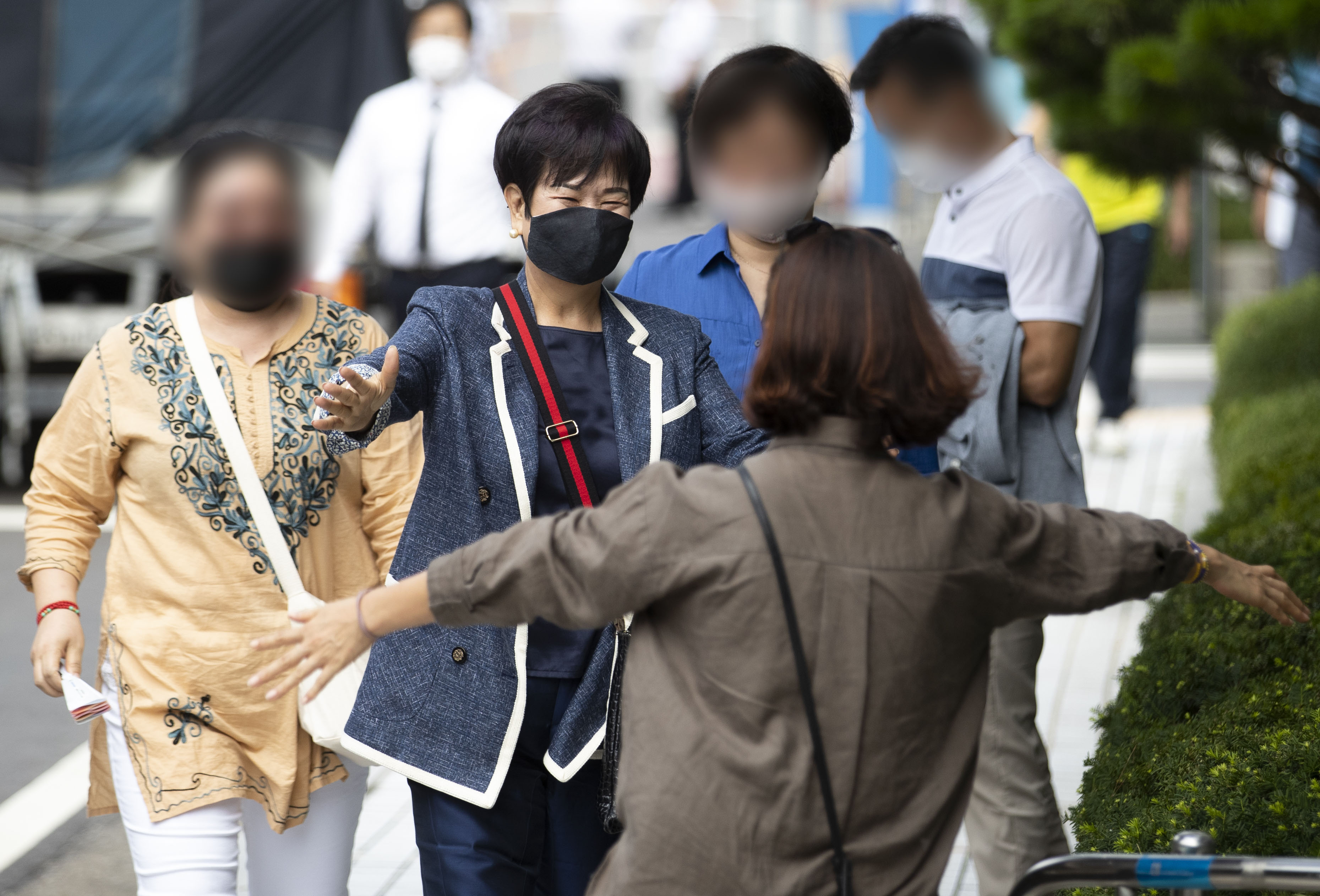 공판 출석할 때는 ‘미소’