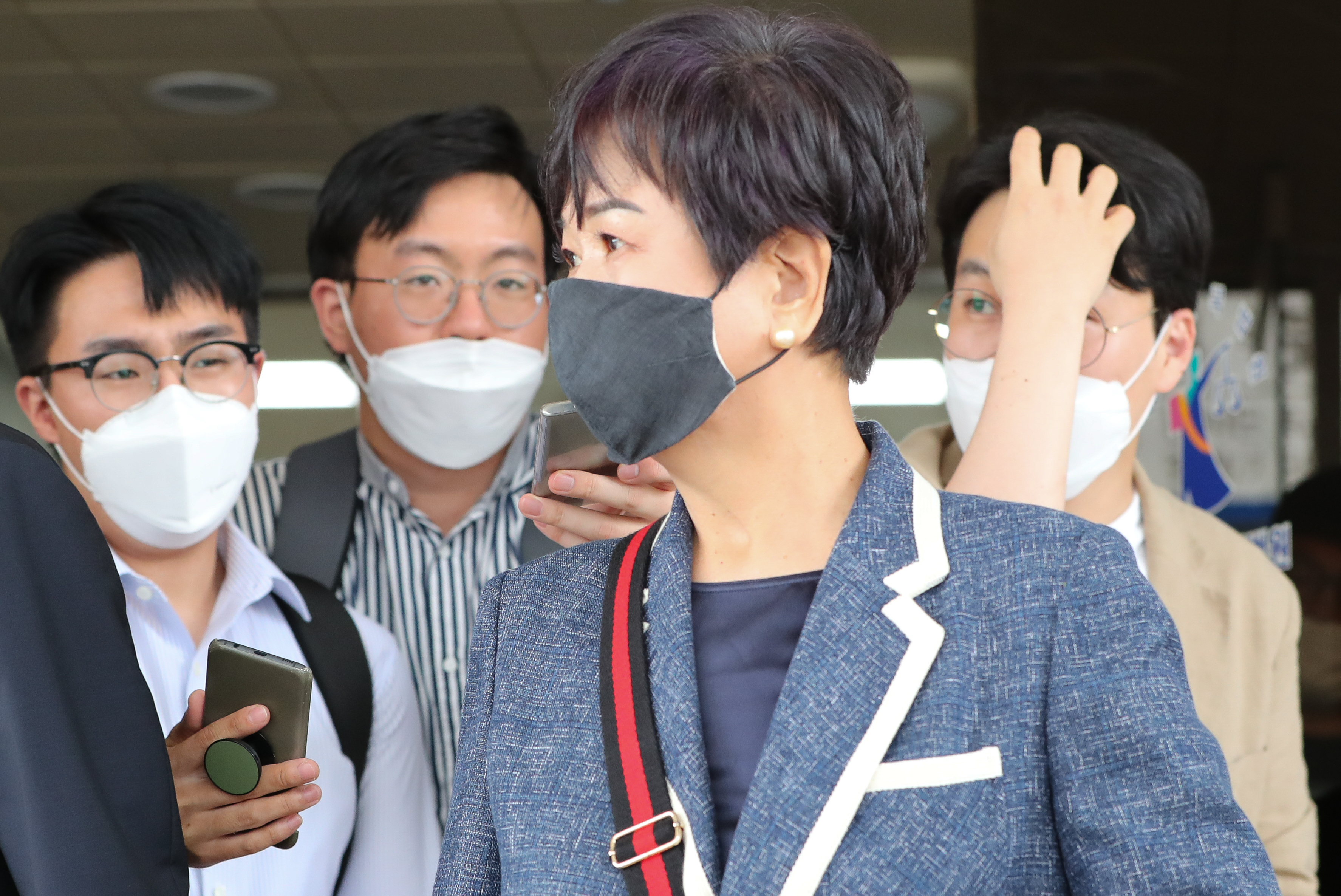 전남 목포 부동산 투기 혐의로 재판에 넘겨진 손혜원 전 국회의원이 12일 오후 서울 양천구 남부지법에서 열린 1심 선고공판을 마친 뒤 법정을 나서고 있다. 손 전 의원은 이날 징역 1년 6개월의 실형을 선고받았다. 2020.8.12 뉴스1