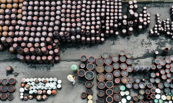 이천 도자예술마을의 한 갤러리 앞뜰에 전시된 도자 작품들. 이처럼 200여곳에 달하는 공방을 누구라도 거리낌 없이 드나들며 도자 문화의 향기를 만끽할 수 있다는 것이 이 마을의 가장 큰 매력이다.