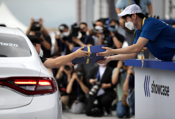 13일 오전 서울 성동구 비트플렉스 5층 야외 주차장에서 SK텔레콤이 개최한 갤럭시 노트20 5G 드라이브 스루 행사에서 고객이 드라이브 스루 방식으로 갤럭시 노트20을 받고 있다. 2020.8.13  연합뉴스