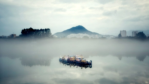 13일 오전 강원 춘천시 의암호 일원에 물안개가 짙게 내리깔려 있다. 2020.8.13  연합뉴스