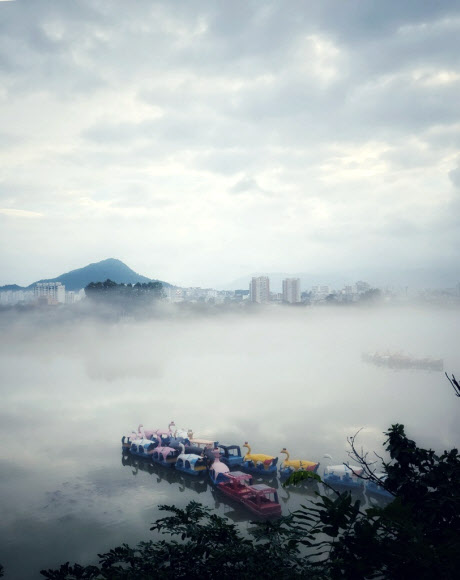 13일 오전 강원 춘천시 의암호 일원에 물안개가 짙게 내리깔려 있다. 2020.8.13  연합뉴스
