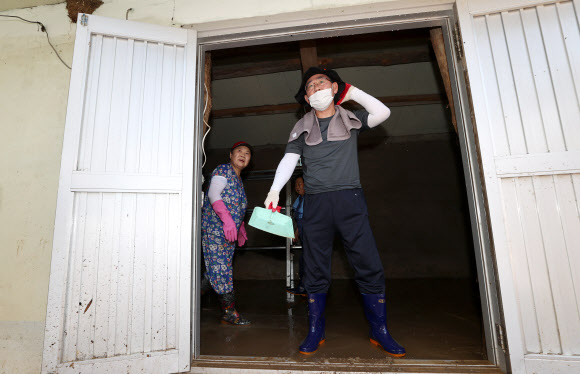 미래통합당 주호영 원내대표가 13일 오전 전북 남원시 금지면 용전마을에서 수해 복구 활동을 하고 있다. 2020.8.13  연합뉴스
