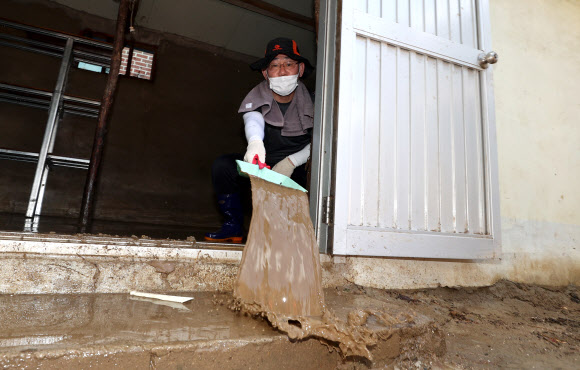 미래통합당 주호영 원내대표가 13일 오전 전북 남원시 금지면 용전마을에서 수해 복구 활동을 하고 있다. 2020.8.13  연합뉴스