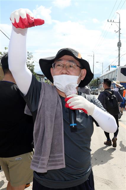주호영 미래통합당 원내대표가 13일 전북 남원시 금지면 집중호우 피해지역인 용전마을을 찾아 당원 봉사자들에게 작업 지시를 하고 있다. 2020.8.13 뉴스1