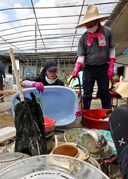 미래통합당 이종배 정책위의장과 배현진 의원이 13일 오전 전북 남원시 금지면 용전마을에서 수해 복구 활동을 하고 있다. 2020.8.13  연합뉴스