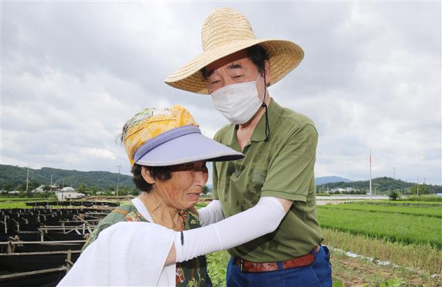 이낙연 더불어민주당 당대표 후보가 13일 오전 수해 피해를 입은 충남 금산 제원면 대산리 인삼밭을 찾아 피해 농민을 위로하고 있다. 2020.8.13 뉴스1