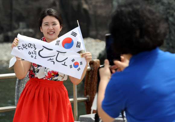 13일 오전 경상북도 울릉군 독도에서 한 방문객이 기념촬영을 하고 있다. 2020.8.13  연합뉴스
