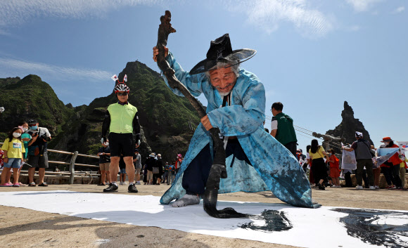 13일 오전 경상북도 울릉군 독도에서 독도사랑예술인연합회 김동욱 서예가가 서예 퍼포먼스를 하고 있다. 2020.8.13  연합뉴스