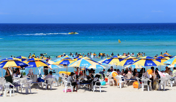 제주도 북부에 폭염경보가 내려진 13일 오후 제주시 조천읍 함덕해수욕장이 피서객들로 붐비고 있다. 2020.8.13  연합뉴스
