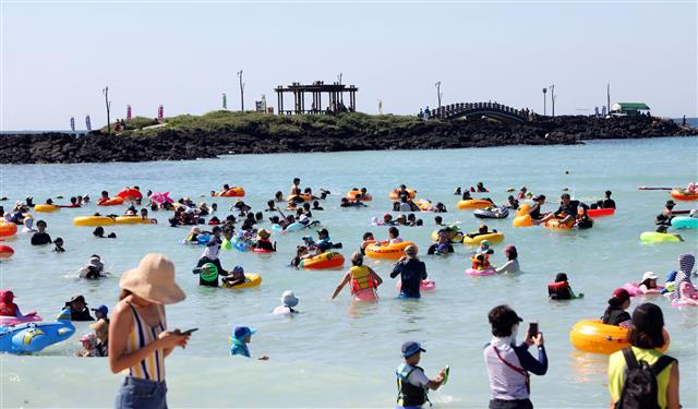 제주 지역 낮 최고기온이 36.1도까지 오르며 폭염경보가 발효 중인 13일 오전 제주시 함덕해수욕장에서 피서객들이 해수욕을 즐기고 있다.2020.8.13 뉴스1
