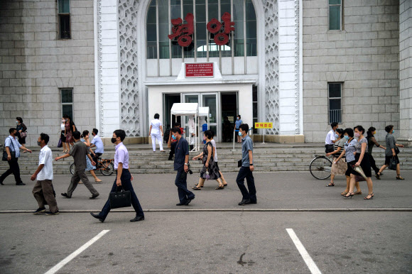 13일 북한 평양 중앙철도역 앞을 마스크를 쓴 시민들이 지나가고 있다. AFP 연합뉴스