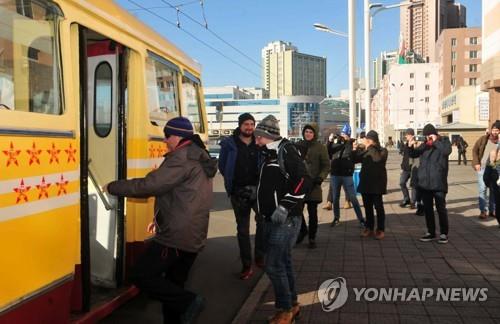 북한을 관광하는 외국인들의 모습