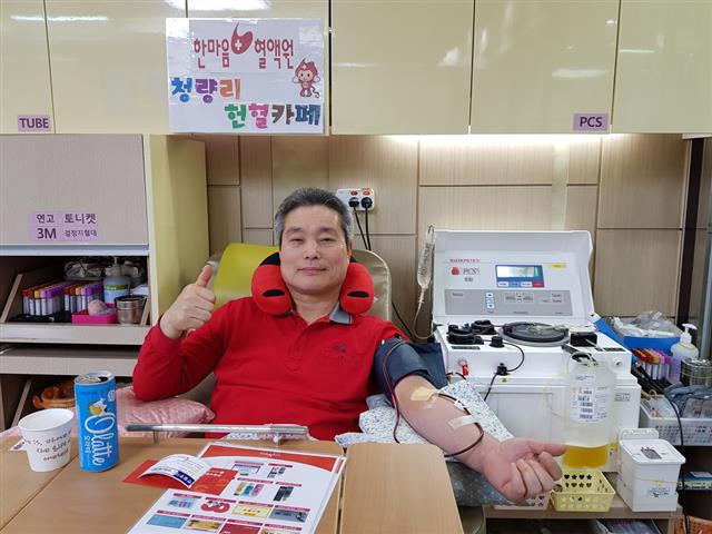 헌혈을 600회 실천한 표세철 목사가 헌혈하고 있는 모습. 사랑의장기기증운동본부 제공