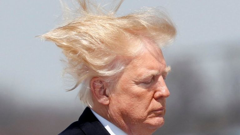 2018년의 바람 드센 날, 메릴랜드주에서 에어 포스 원에 탑승하는 도널드 트럼프 미국 대통령의 머리칼이 어지러워 보인다. 로이터 자료사진 