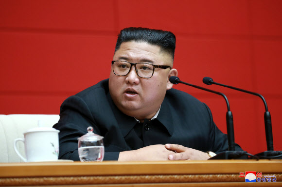 정치국 회의 주재하는 북한 김정은 위원장