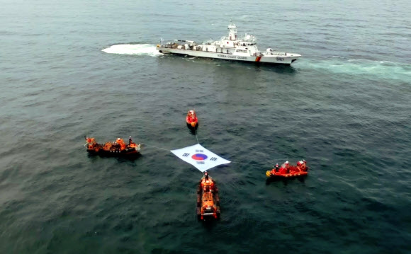 군산 앞바다에 펼쳐진 태극기
