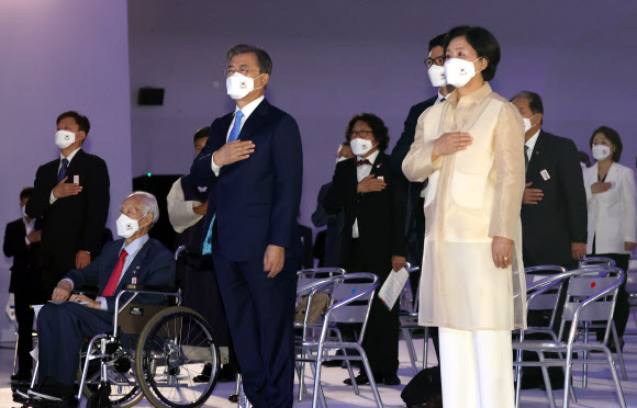 국기에 경례하는 문재인 대통령