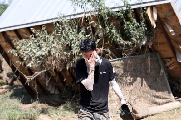 ‘덥다 더워’ 폭염경보에 수해 복구 장병들