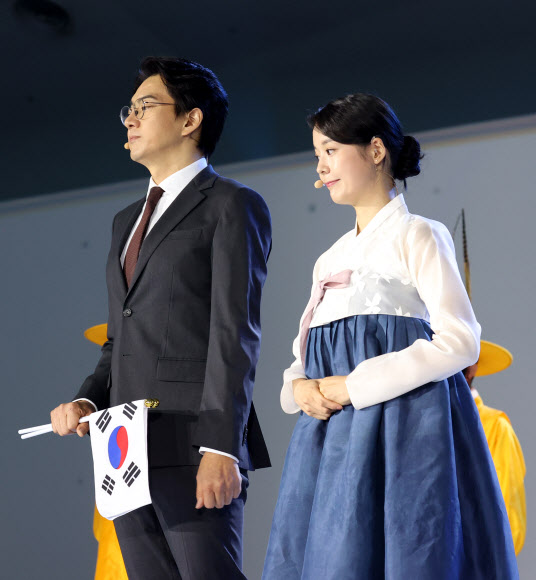 광복절 경축식 사회 맡은 배우 송일국 씨와 이소별 씨