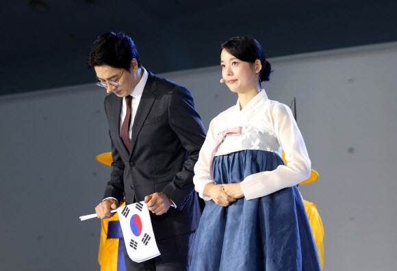 광복절 경축식 사회 맡은 배우 송일국 씨와 이소별 씨