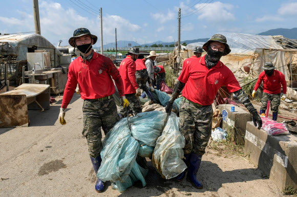 폐기물 치우는 해병대원
