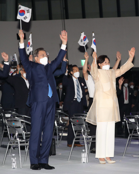 문재인 대통령과 부인 김정숙 여사가 15일 오전 서울 동대문디자인플라자에서 열린 제75주년 광복절 경축식에서 참석자들과 함께 만세삼창을 하고 있다 2020.8.15 도준석 기자 pado@seoul.co.kr