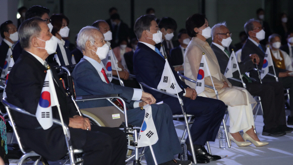 문재인 대통령이 15일 오전 서울 동대문디자인플라자에서 열린 제75주년 광복절 경축식에서참석 하고 있다.  2020.8.15 도준석 기자 pado@seoul.co.kr