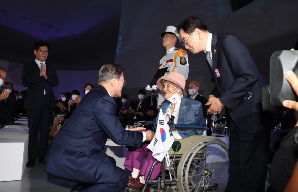 문재인 대통령이 15일 오전 서울 동대문디자인플라자에서 열린 제75주년 광복절 경축식에서 독립유공자 고 최사진 씨의 배우자 박명순 씨에게 대통령 표창을 수여한 후 인사하고 있다.  2020.8.15 도준석 기자 pado@seoul.co.kr