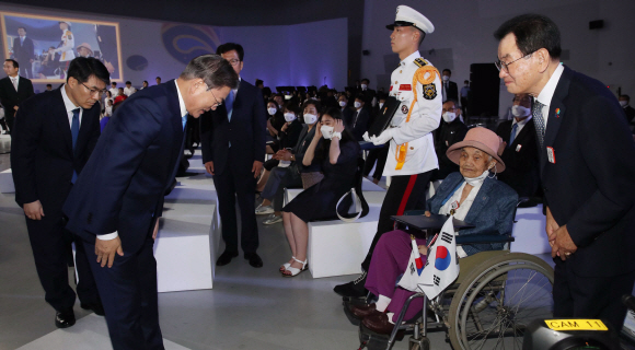 문재인 대통령이 15일 오전 서울 동대문디자인플라자에서 열린 제75주년 광복절 경축식에서 독립유공자 고 최사진 씨의 배우자 박명순 씨에게 대통령 표창을 수여한 후 인사하고 있다.  2020.8.15 도준석 기자 pado@seoul.co.kr